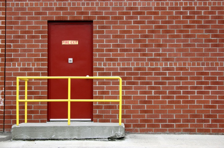 czerwone drzwi przeciwpożarowe