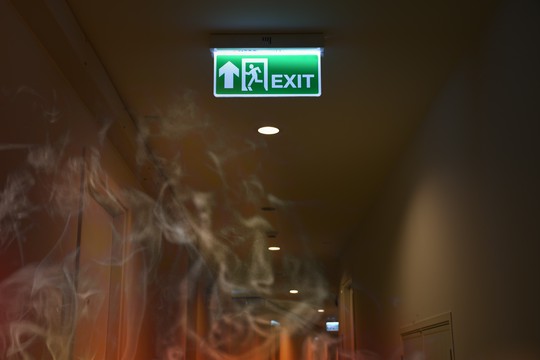 dym na korytarzu